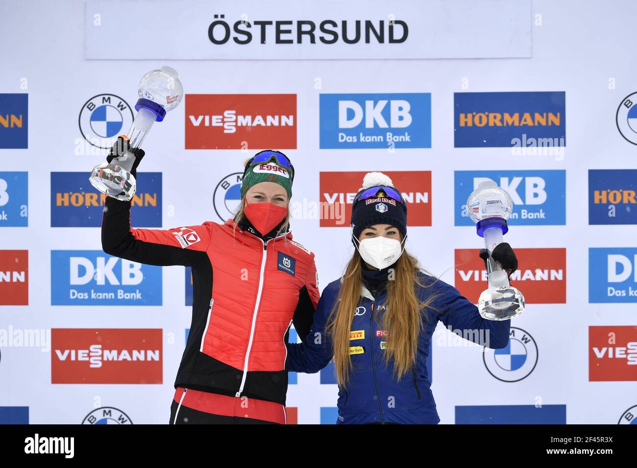 Lisa Hauser (L) d'Autriche et Dorothea Wierer d'Italie posent avec leurs trophées individuels de la coupe du monde des femmes après la compétition de sprint de 7,5 km des femmes lors de l'épreuve de biathlon de la coupe du monde de l'IBU à Ostersund, en Suède, le 19 mars 2021. Photo Anders Wiklund / TT / code 10040 *** SUÈDE OUT *** Banque D'Images