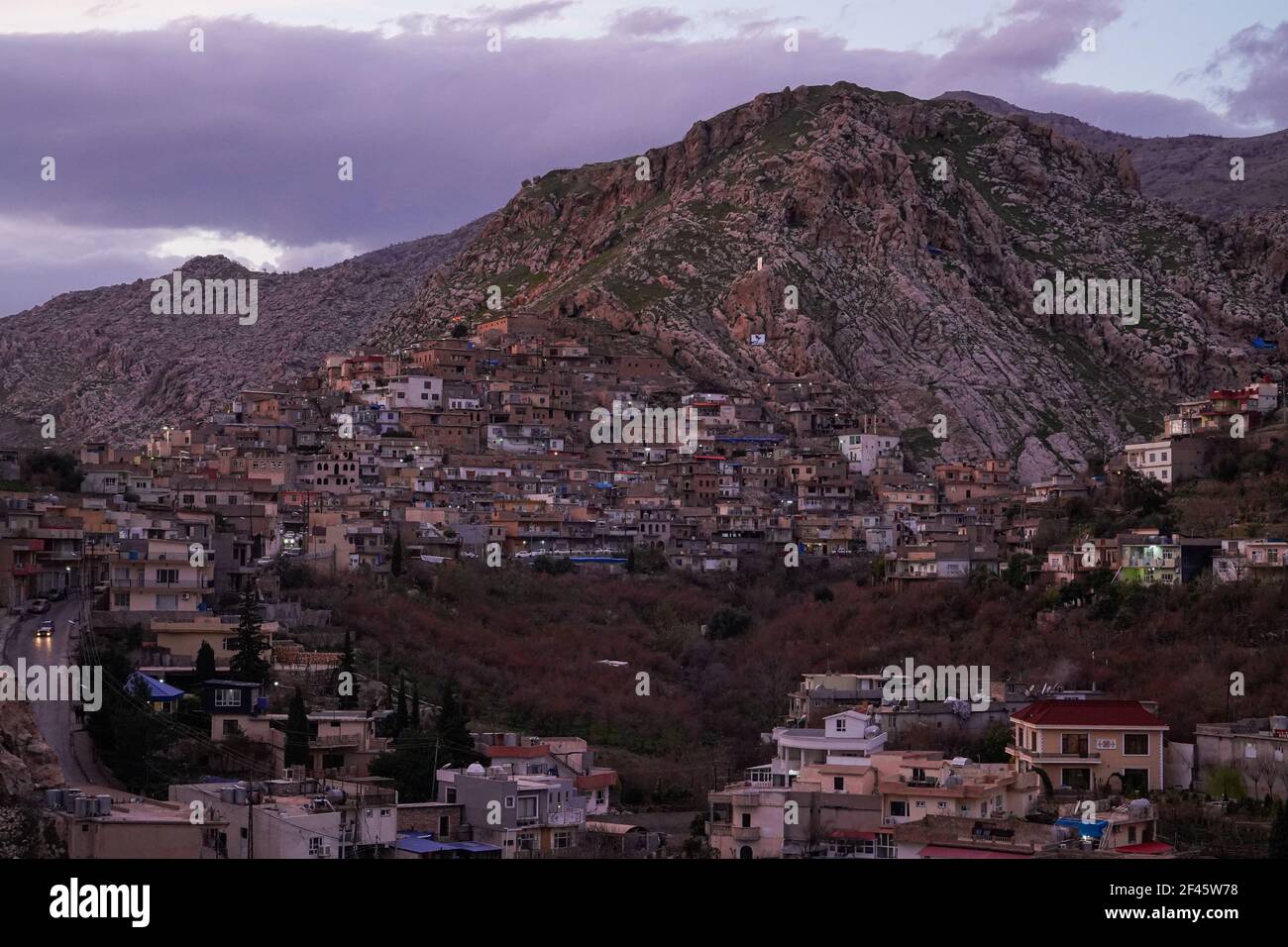 Akre, Irak. 18 mars 2021. Vue sur le coucher du soleil sur la vieille ville d'Akre. La ville d'Akre, dans le gouvernorat de Duhok, se prépare à célébrer Nowruz (le nouvel an persan ou le nouvel an kurde) en accrochant des drapeaux sur les montagnes. Le nouvel an perse ou le nouvel an kurde est une ancienne tradition zoroastrienne célébrée par les Iraniens et les Kurdes le 20 mars de chaque année et coïncide avec l'équinoxe vernal. (Photo par Ismael Adnan/SOPA Images/Sipa USA) crédit: SIPA USA/Alay Live News Banque D'Images