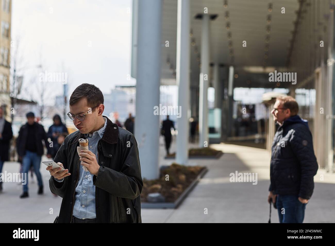 une personne qui mange une glace dans la ville Banque D'Images