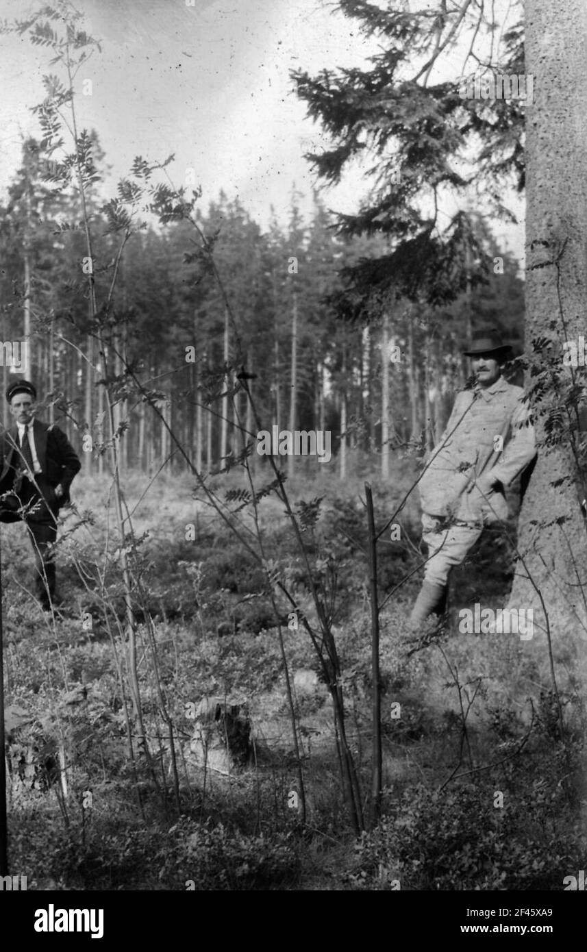 Deux hommes à la promenade en forêt Banque D'Images