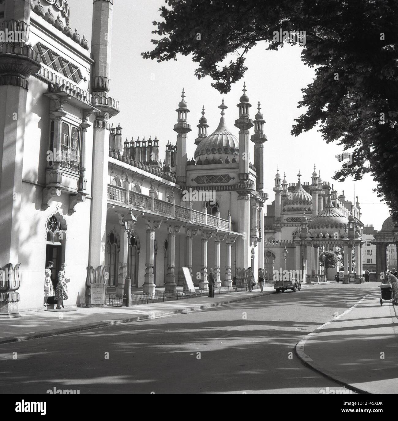 1950s, photo historique du Pavillon royal de Brighton, East Sussex, Angleterre, Royaume-Uni, montrant l'extérieur avant du bâtiment décoratif et l'entrée des appartements de l'État. Lancé en 1787, le pavillon fut construit en trois étapes, comme retraite en bord de mer pour George, Prince de Galles, qui devint le Prince Regent en 1811, et le Roi George IV en 1820. Un certain nombre d'architectes ont participé à la résidence, dont John Nash et Augustus Charles Pugin. Le palais a été créé en 1787 et transformé en un bâtiment de style indien par John Nash entre 1815 et 1822. Banque D'Images 1950s, photo historique du Pavillon royal de Brighton, East Sussex, Angleterre, Royaume-Uni, montrant l'extérieur avant du bâtiment décoratif et l'entrée des appartements de l'État. Lancé en 1787, le pavillon fut construit en trois étapes, comme retraite en bord de mer pour George, Prince de Galles, qui devint le Prince Regent en 1811, et le Roi George IV en 1820. Un certain nombre d'architectes ont participé à la résidence, dont John Nash et Augustus Charles Pugin. Le palais a été créé en 1787 et transformé en un bâtiment de style indien par John Nash entre 1815 et 1822. Banque D'Images
