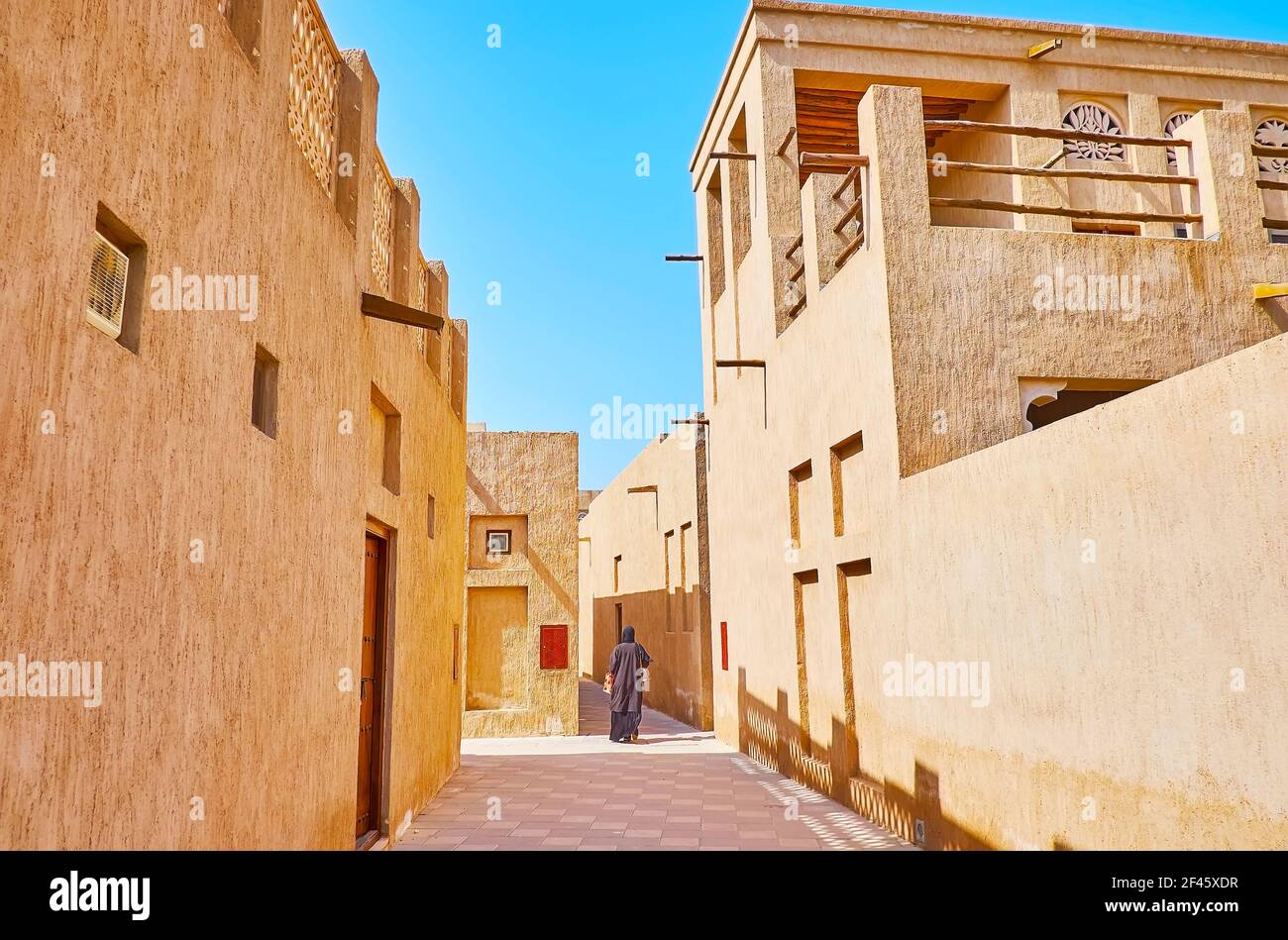 Promenez-vous dans les rues étroites du vieux quartier Al Shindagha, plein de belles maisons en adobe restaurées, Dubaï, Émirats Arabes Unis Banque D'Images