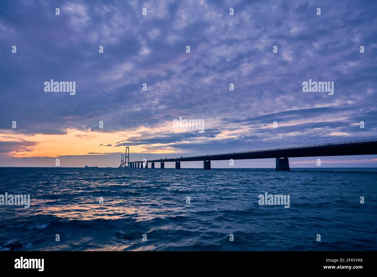 un long pont la nuit avec beau coucher de soleil Banque D'Images