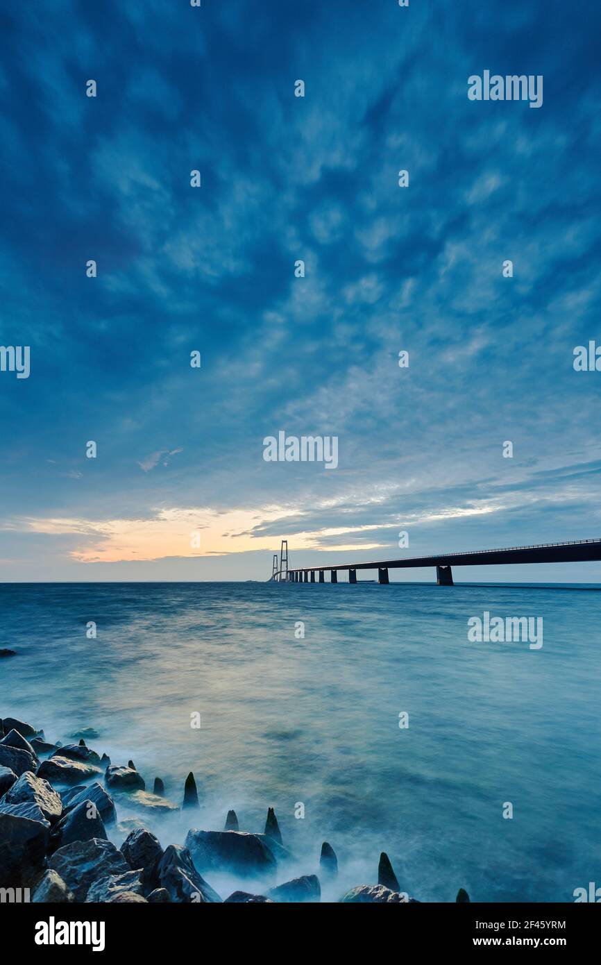 un long pont la nuit avec beau coucher de soleil bleu Banque D'Images