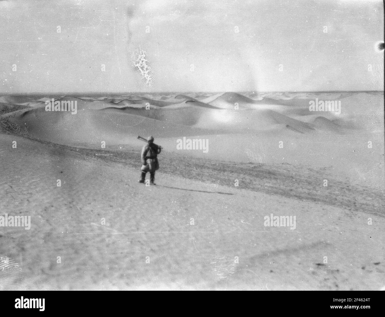 Chine. Sinkiang (Xinjiang). Takla Makan. Participants à l'expédition sur le chemin dans les dunes de sable du désert Banque D'Images