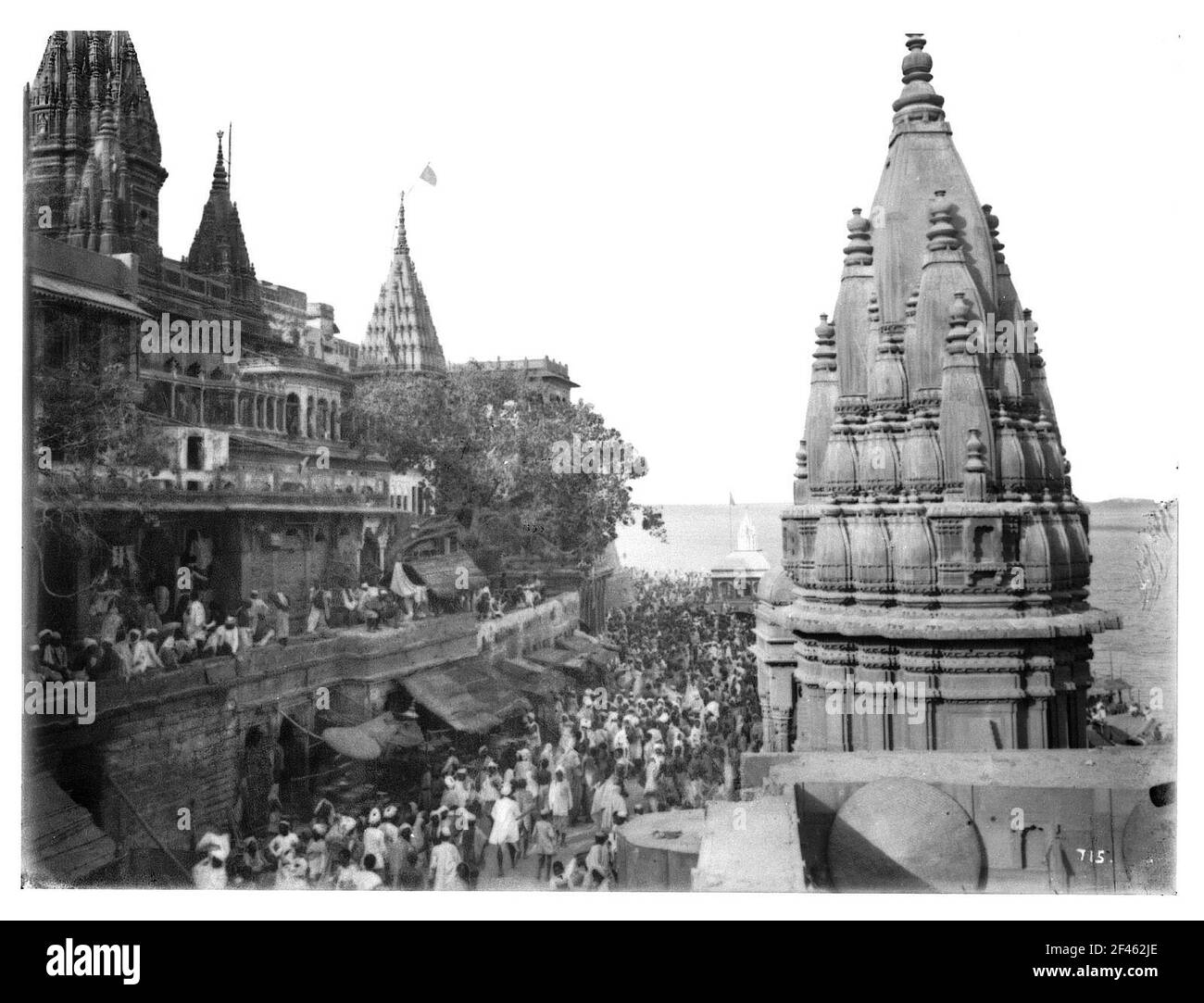 Varanasi (Benares), Indian Pilgerme am Ghat mit Gya (?) - Temple AM ​​Ganges Banque D'Images