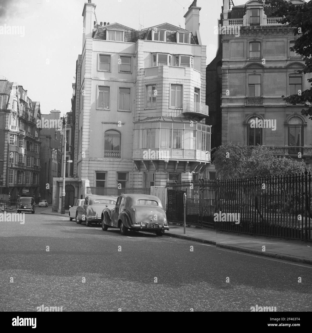 1960s, vue historique de Old Park Lane, une célèbre rue de Mayfair, Westminster, Central London, W1, Angleterre, ROYAUME-UNI. Voitures de l'époque garées à côté de la route, composé de nombreux grands bâtiments élégants. Banque D'Images