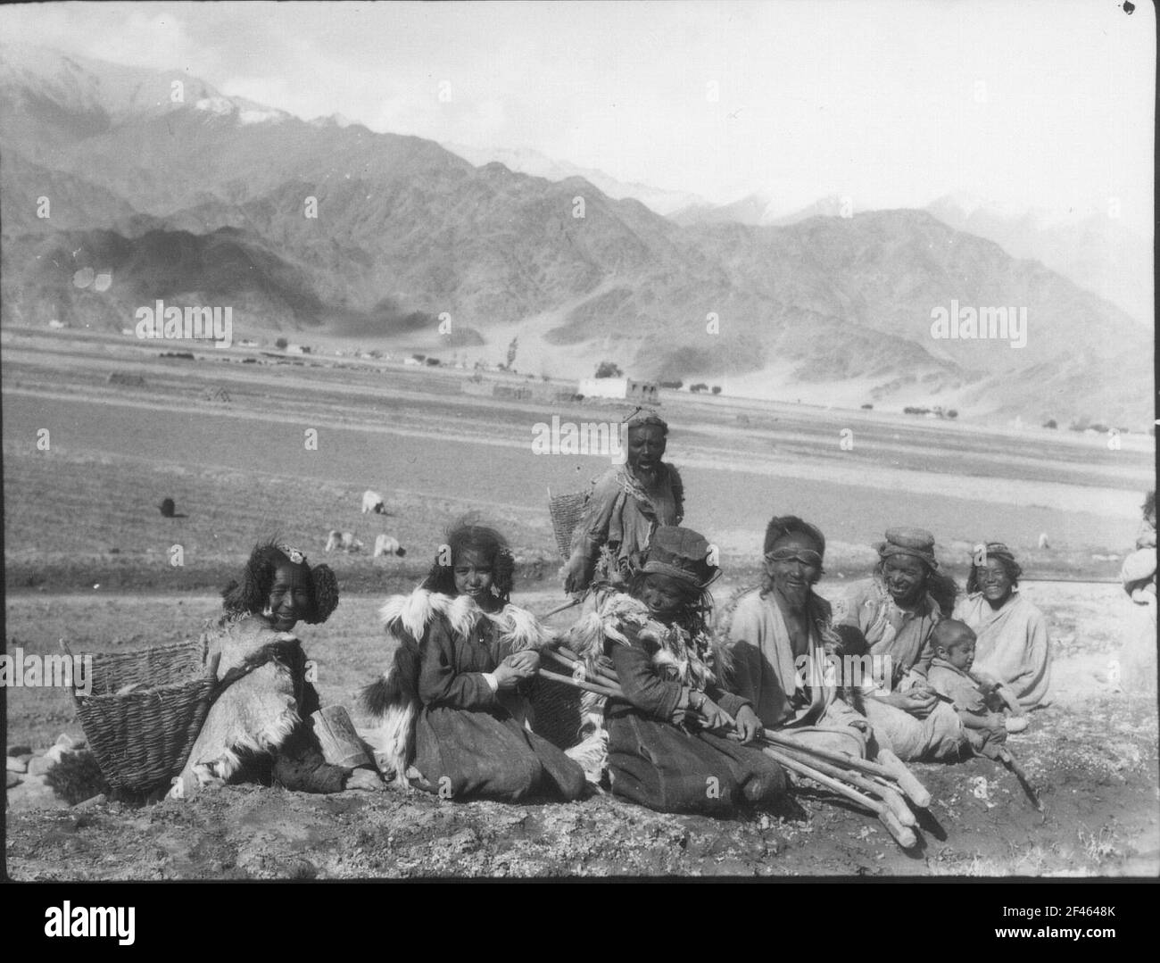 Inde. Cachemire. Ladakh. Industal avec Leh. La famille Ladakhi est au repos. Vue sud-ouest de la chaîne Zanskar Banque D'Images