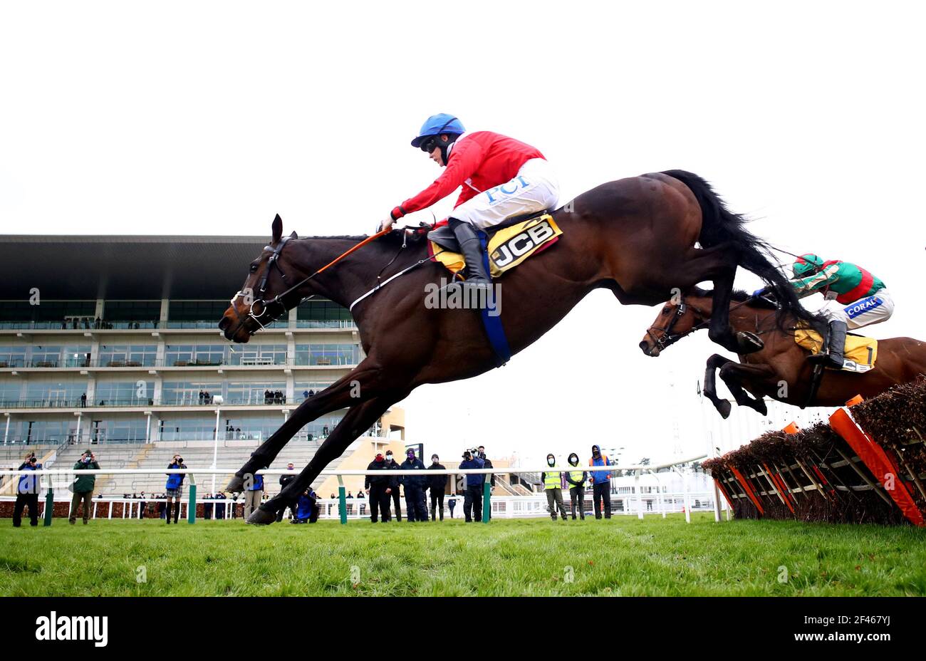 Quilixios monté par Rachael Blackmore (à gauche) saute la dernière clôture sur leur chemin à gagner l'obstacle JCB Triumph pendant le quatrième jour du Festival Cheltenham à Cheltenham Racecourse. Date de la photo : vendredi 19 mars 2021. Banque D'Images Quilixios monté par Rachael Blackmore (à gauche) saute la dernière clôture sur leur chemin à gagner l'obstacle JCB Triumph pendant le quatrième jour du Festival Cheltenham à Cheltenham Racecourse. Date de la photo : vendredi 19 mars 2021. Banque D'Images