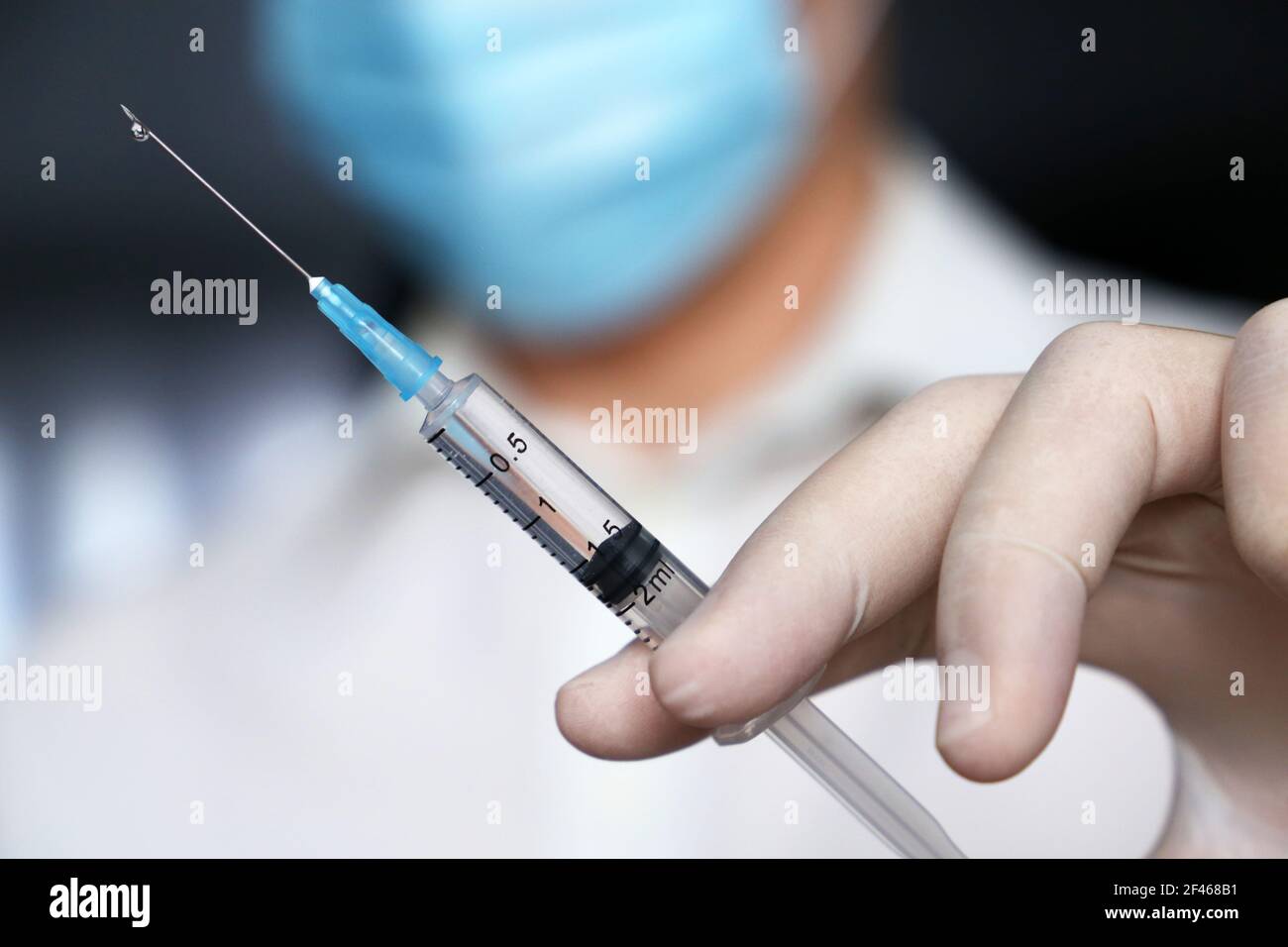 Docteur De Jeune Femme Avec La Grande Seringue Dans Des Mains Image stock -  Image du injectez, femme: 13004513