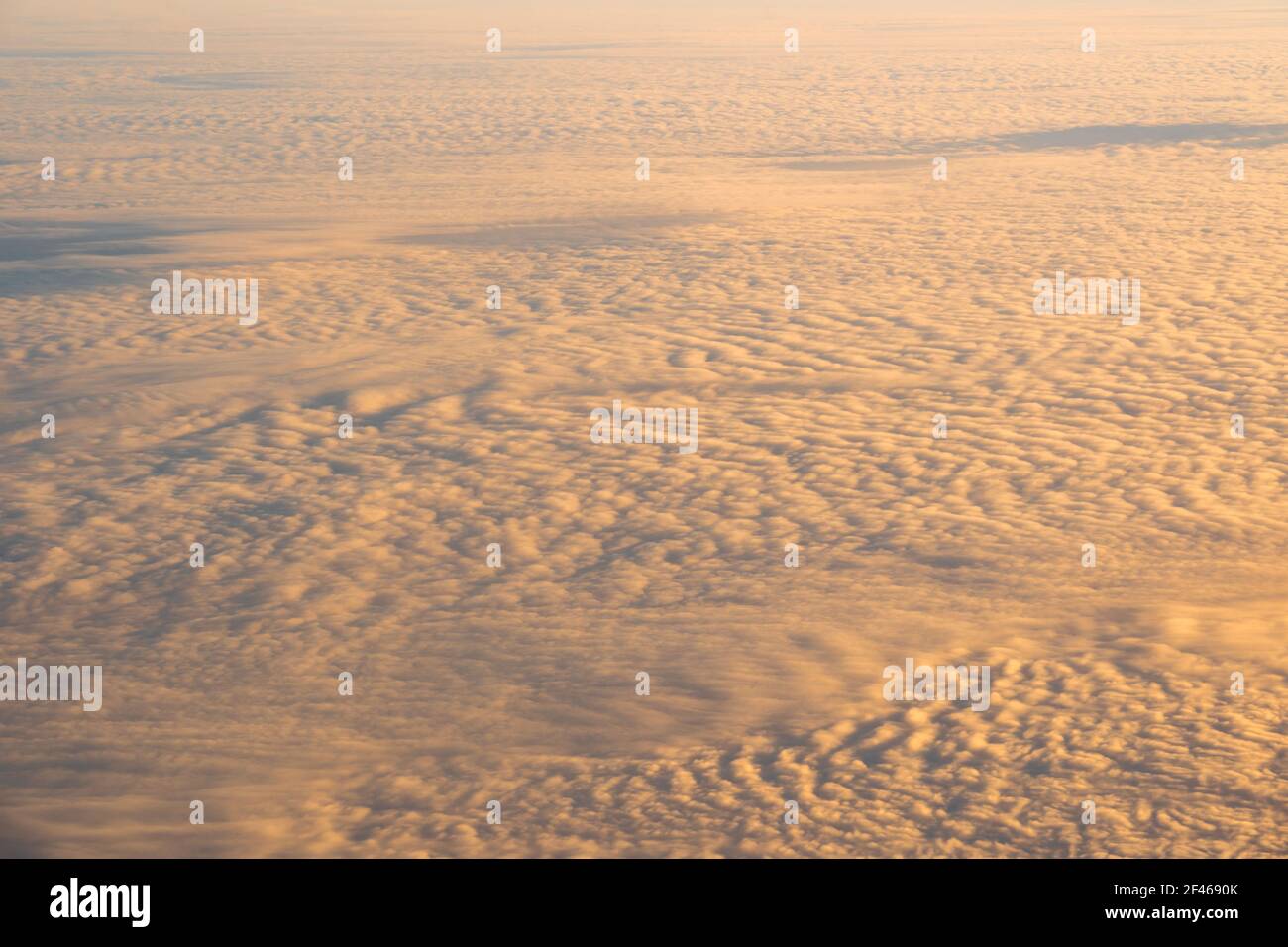 Nuage d'or sur le ciel bleu à l'extérieur de la vue depuis les fenêtres latérales de l'avion au lever du soleil, couverture de paysage, publicité et maquette, transport Banque D'Images