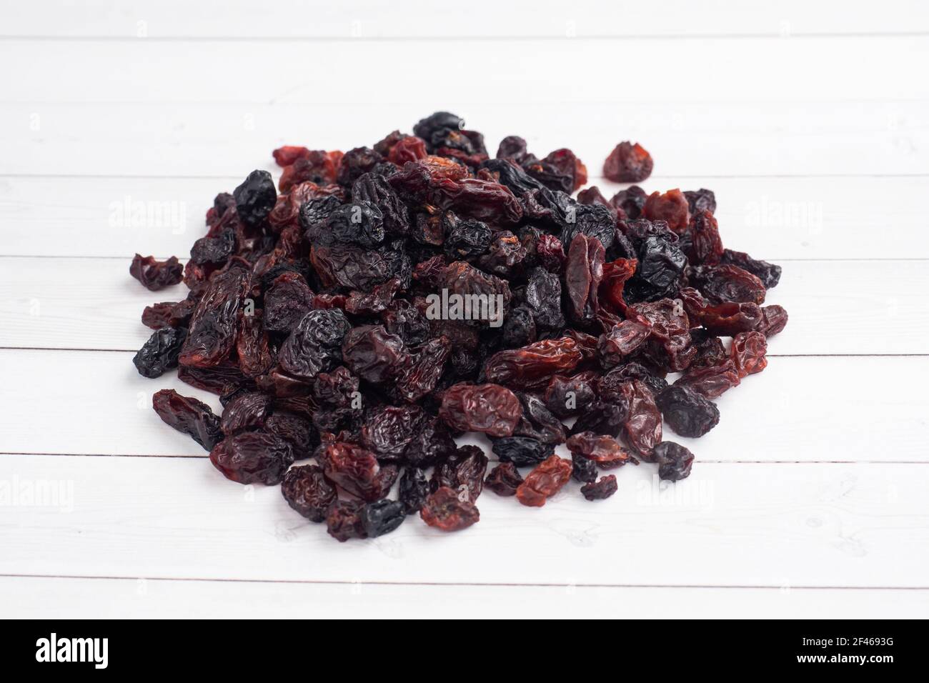 Une poignée de délicieux raisins secs de raisin foncé Banque D'Images Une poignée de délicieux raisins secs de raisin foncé Banque D'Images