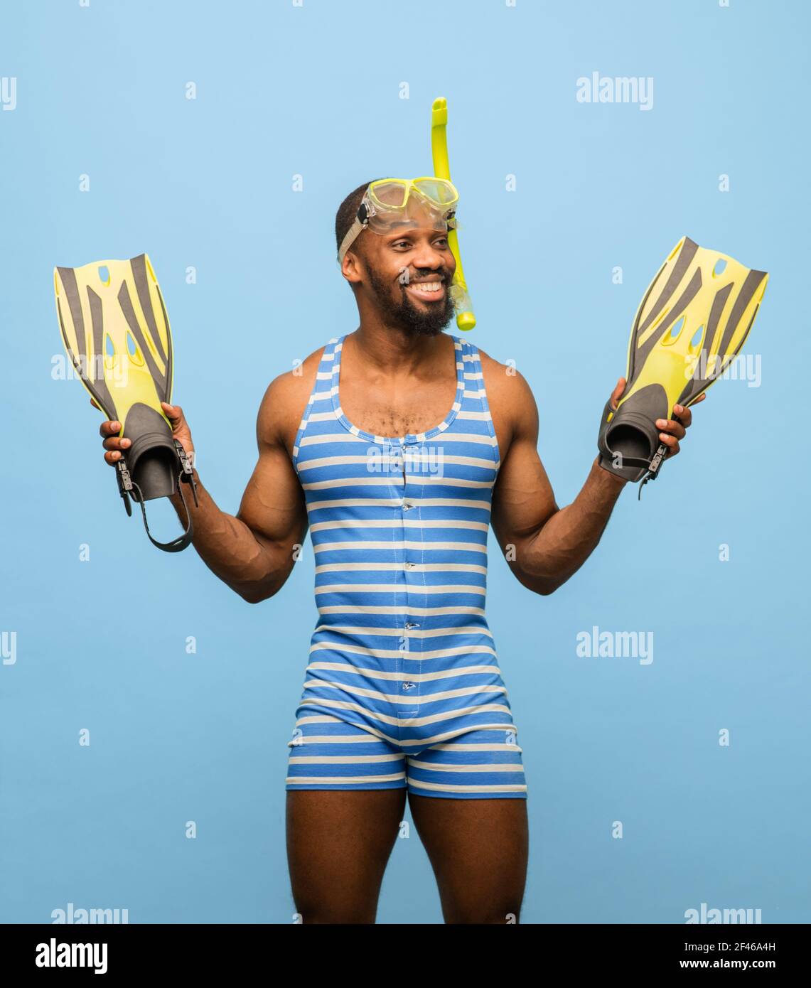 Drôle Africam-américain homme en maillot de bain, lunettes isolées sur fond  bleu Photo Stock - Alamy