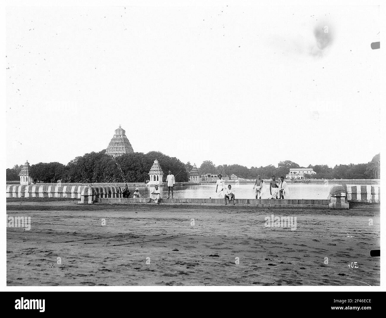 Madurai, Inde. Des gens sur une piscine contre l'architecture du temple et la tour du temple Banque D'Images