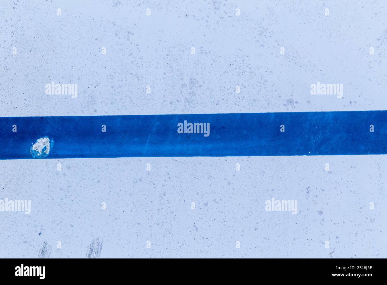 Plastique avion avec rayures peintes en bleu Banque D'Images