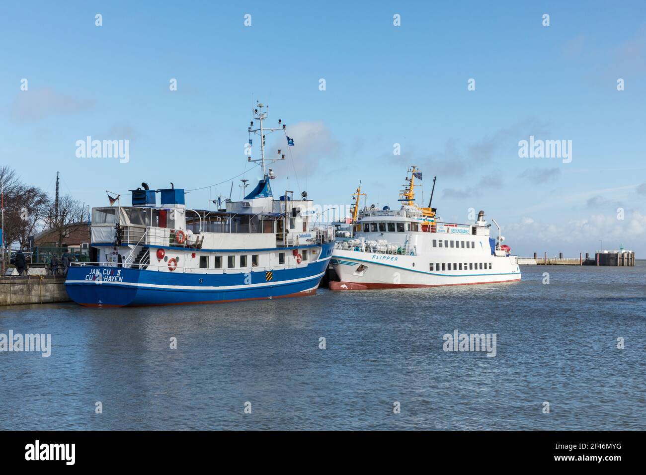 Des bateaux d'excursion JAN CUX II et UN FLIPPER amarrés au port de Cuxhaven. Banque D'Images