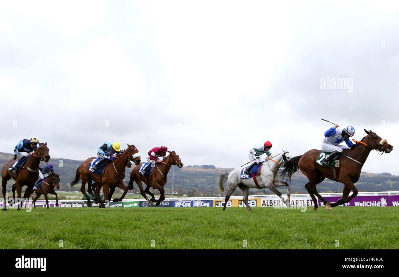 Belfast bannter criblé par Kevin Sexton (à droite) sur leur chemin pour gagner l'obstacle McCoy Contractors County handicap pendant le quatrième jour du Cheltenham Festival à Cheltenham Racecourse. Date de la photo : vendredi 19 mars 2021. Banque D'Images