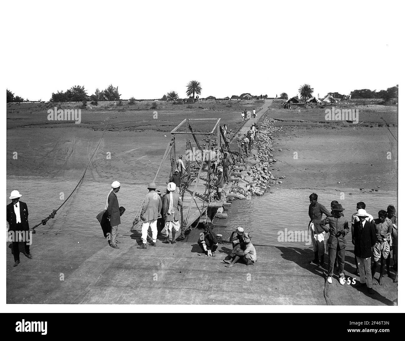 Bombay ? (Inde). Local et les touristes attendent une jetée (sur le continent ou l'île?) Banque D'Images
