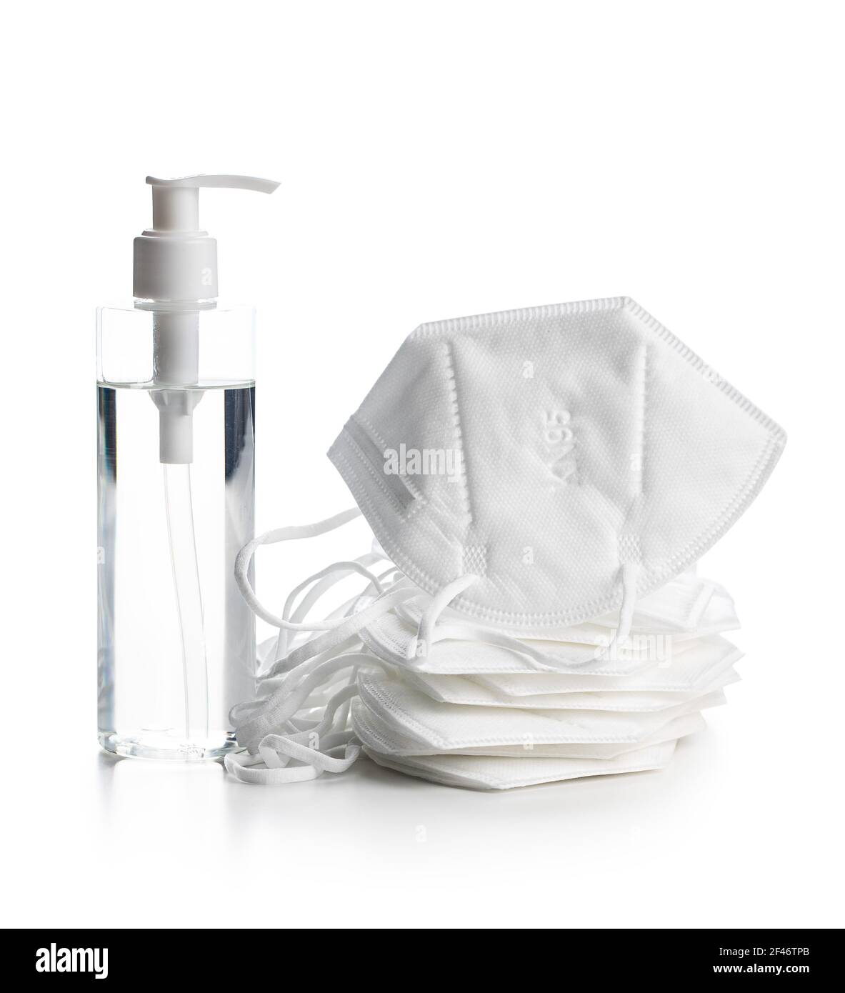 Prévention des coronavirus désinfectant pour les mains et masque respiratoire kn95. Gel désinfectant pour les mains dans un flacon à pompe isolé sur fond blanc. Banque D'Images
