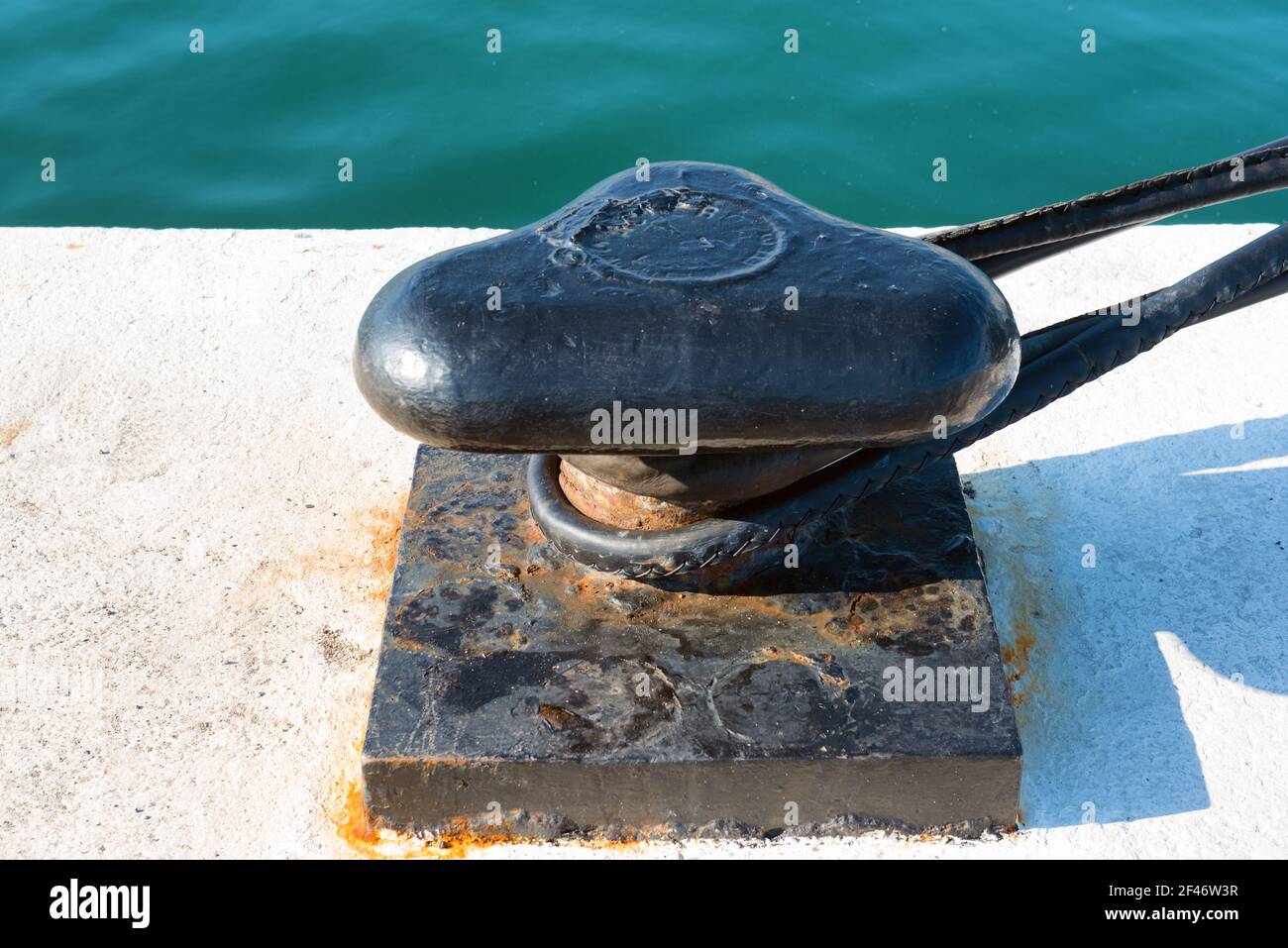 a proximité d'un collard amarre sur un quai de la marina Banque D'Images