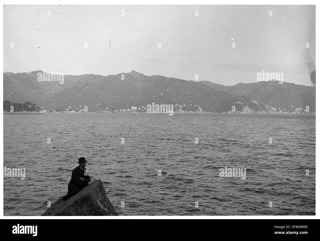 Gênes / Italie: Dans la baie, Single Lord assis sur une falaise de roche Banque D'Images