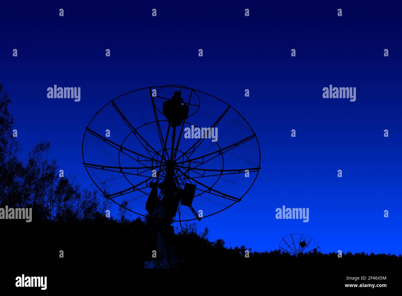 les silhouettes radiotelescopes sont placées sous un fond bleu foncé Banque D'Images