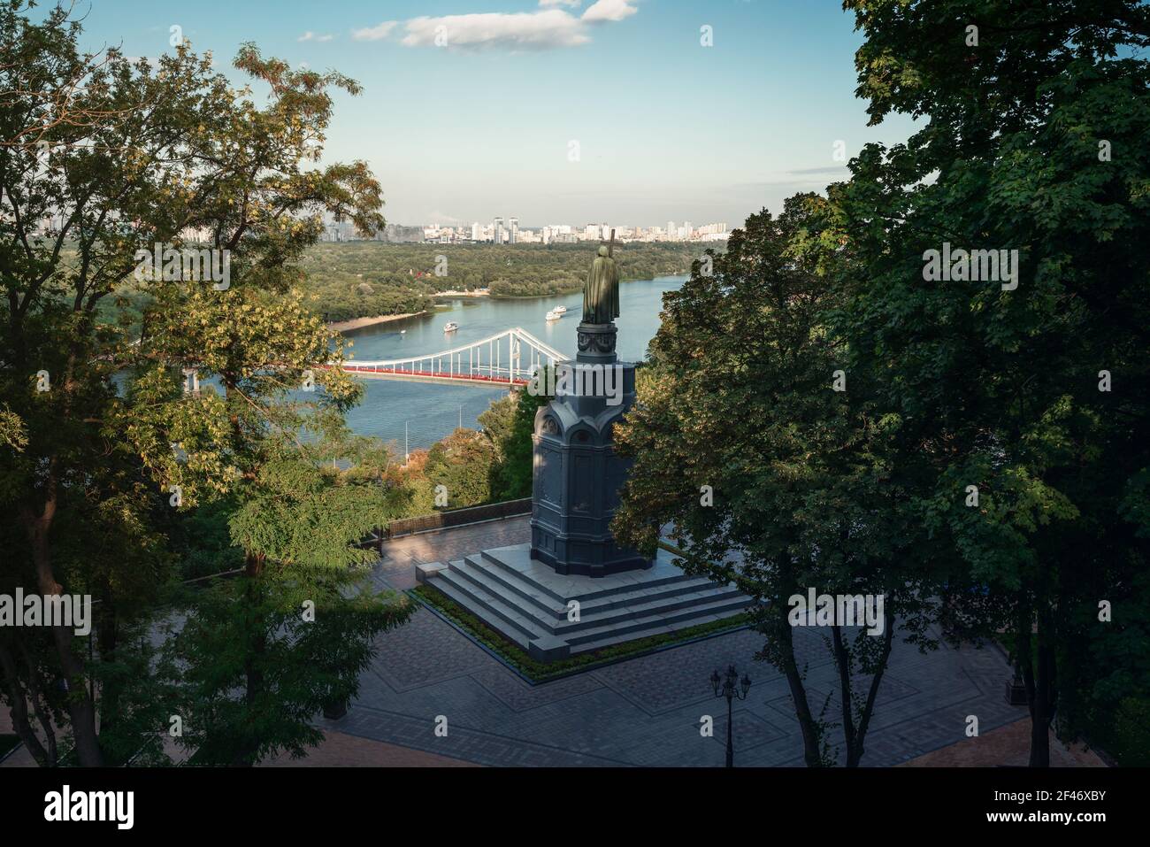 Volodymyr le Grand Monument et la vue aérienne du fleuve Dniepr - Kiev, Ukraine Banque D'Images