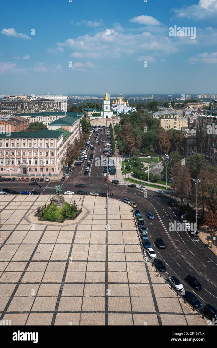 Vue aérienne du monument Bohdan Khmelnytsky sur la place Sofievskaya et le monastère Golden-Domed de Saint-Michel - Kiev, Ukraine Banque D'Images