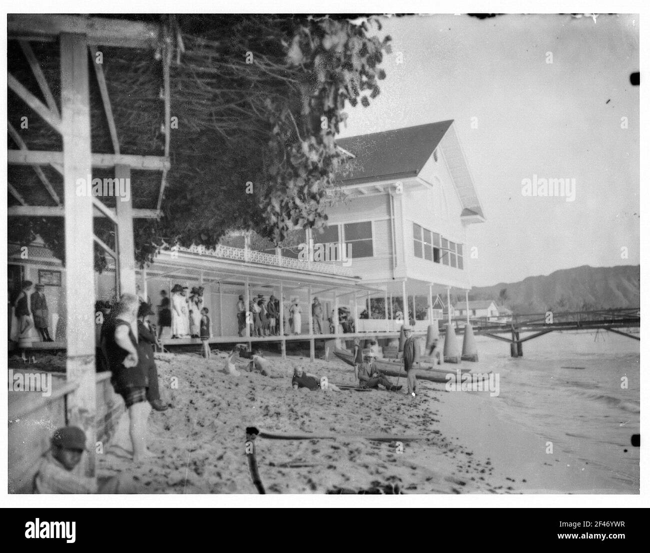 Honolulu-Waikiki, États-Unis. Des cours de bains sur la plage de l'hôtel Moana, en arrière-plan les contreforts de la tête de diamant Banque D'Images