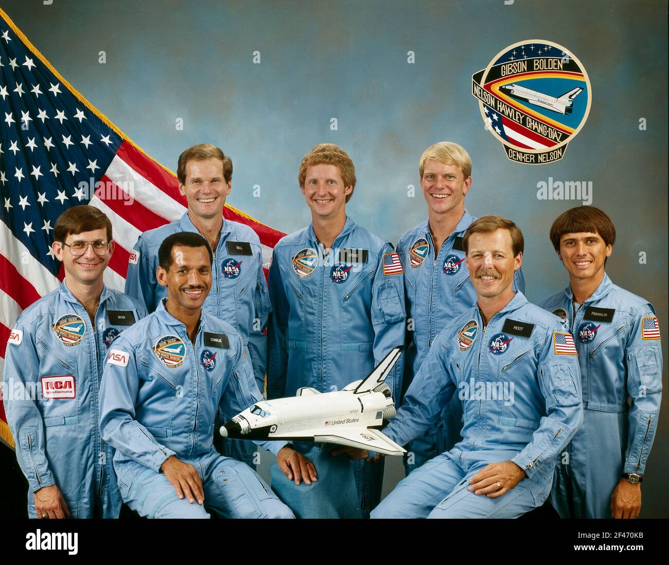 Houston, TX - (dossier) -- l'équipe affectée à la mission STS-61c inclus (assis, de gauche à droite) Charles F. Bolden, Jr., pilote, et Robert L. (Hoot Gibson), commandant prises le 8 décembre 1985. Sur l'arrière, de gauche à droite, sont les spécialistes de charge utile Robert J. Cenker, membre du Congrès et Bill Nelson. À la droite de Nelson sont les spécialistes de mission Steven A. Hawley, George D. Nelson, et Franklin R. Chang-Diaz. Lancé à bord de la navette spatiale Columbia le 12 janvier 1986 à 18:55:00 (HNE), la mission STS-61C charge utile principale était le satellite de communications SATCOM KU-1 (RCA Americom). Bolden c Banque D'Images