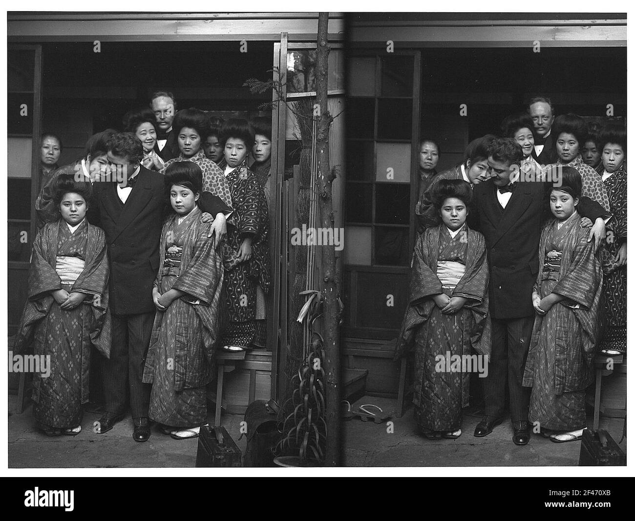Photo de groupe avec des hommes européens et geishas Banque D'Images