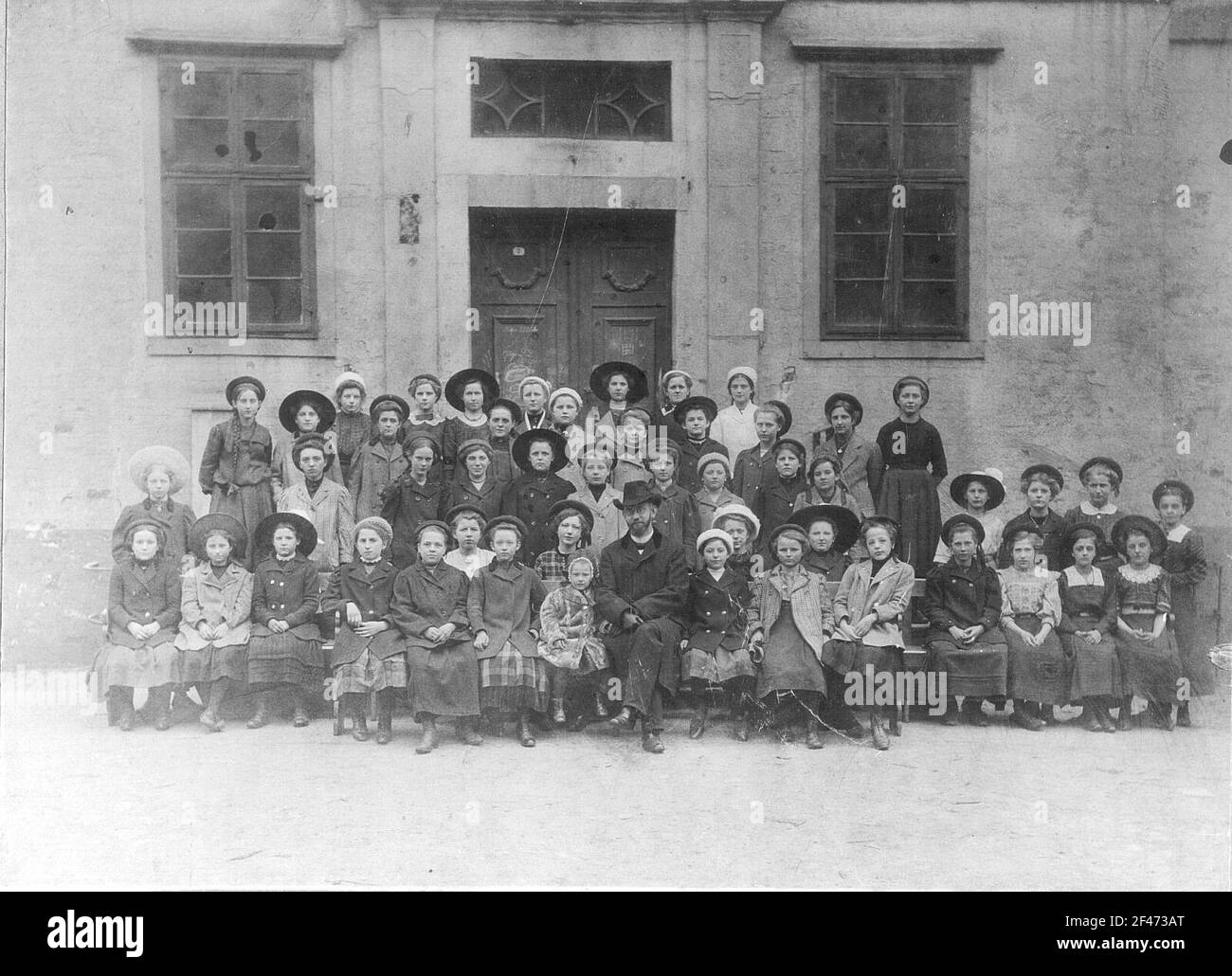 Élèves d'une école de filles avec des entraîneurs ou des soignants. Photographie sur carton Banque D'Images