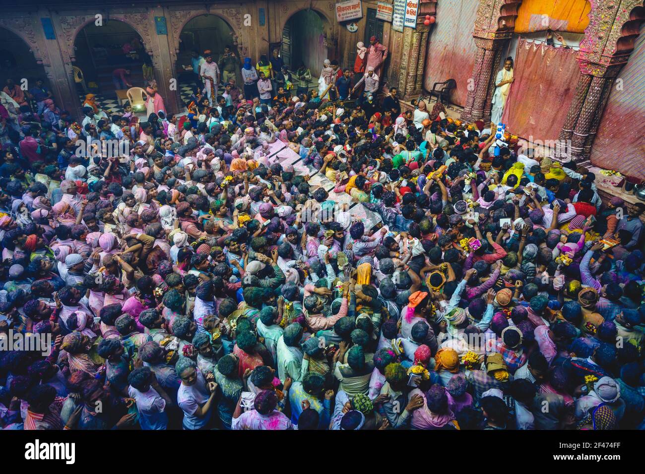 1er mars 2018 : des couleurs vives tourbillonnaient dans l'air au temple de Bankey Bihari à Vrindavan, Mathura, Inde. Holi est un ancien festival hindou, ou festival o Banque D'Images