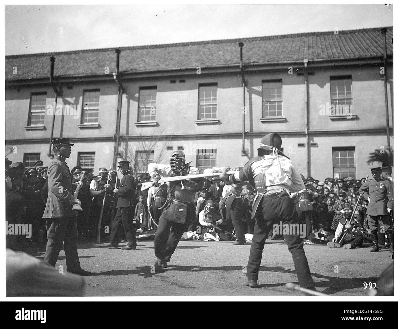 Nagasaki. Deux soldats en escrime devant les spectateurs. Vue contre une caserne Banque D'Images