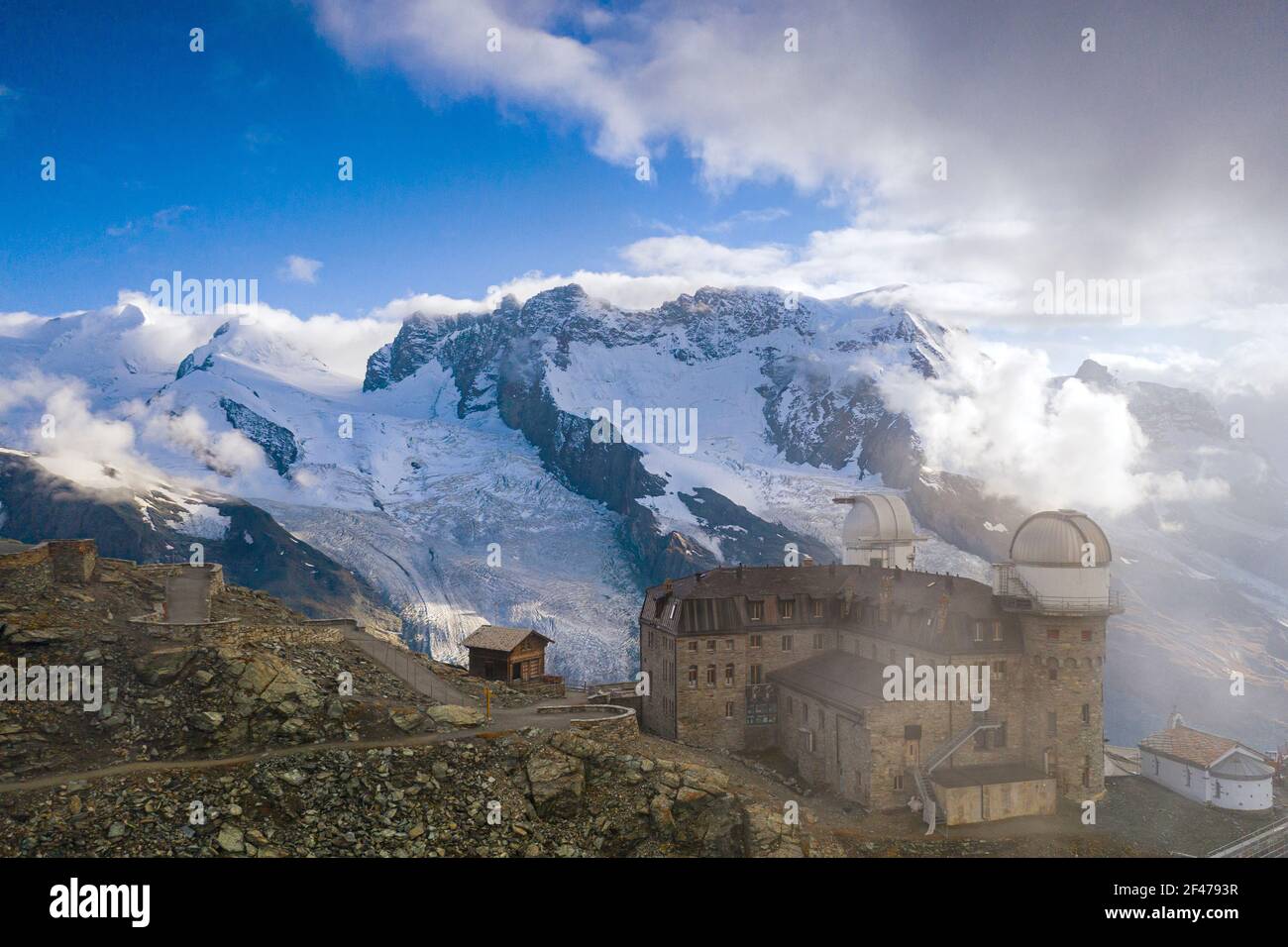Vue sur les sommets enneigés de Castor, Pollux, Roccia Nera et Breithorn depuis Kulmhotel Gornergrat, Zermatt, canton du Valais, Suisse Banque D'Images