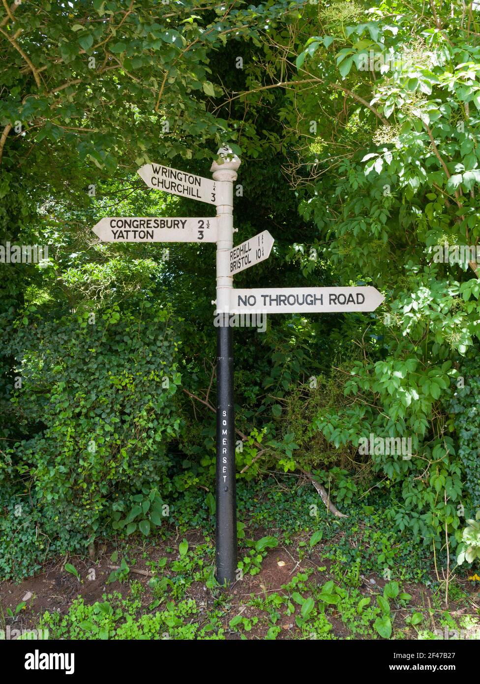 Un panneau routier traditionnel anglais à doigt en fonte dans le village de Wrington, dans le nord du Somerset, en Angleterre. Banque D'Images