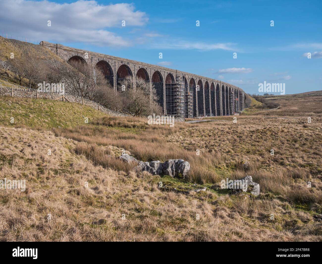 C'est Ribblehead Viaduct sur le règlement de Carlisle chemin de fer Dans les Yorkshire Dales avec impressionnant échafaudage de construction pour aider réparations en cours Banque D'Images