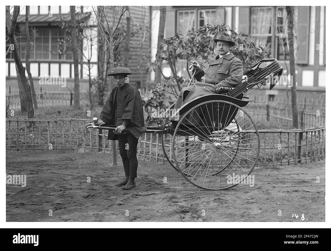 Japon (?). Route pousse-pousse avec chauffeur et touristes européens Banque D'Images