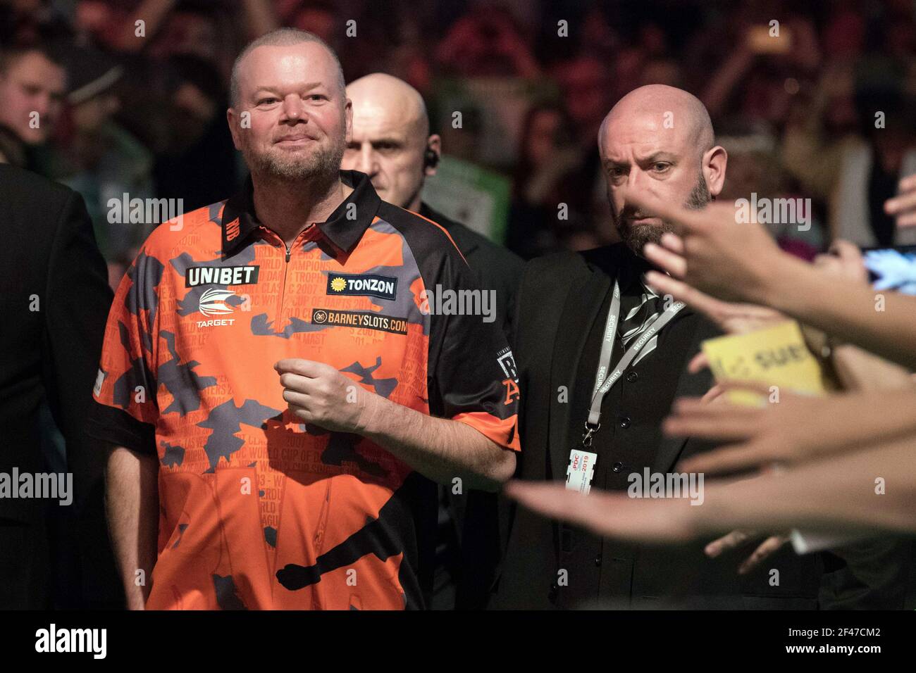 CLASSÉ - 21 mars 2019, Berlin: Le pro néerlandais des fléchettes Raymond van Barneveld (l) pendant la Premier League dans l'Arena am Ostbahnhof. Les problèmes de santé avec cinq fois Champion du monde van Barneveld ont entraîné une perturbation du tournoi de fléchettes à Milton Keynes. Le PDC, organe au pouvoir dans le monde, a rapporté vendredi sur Twitter qu'un joueur avait « reçu des soins médicaux et avait quitté l'arène » et qu'il était actuellement surveillé par des médecins. La direction de Van Barneveld, 53 ans, a confirmé sur le portail en ligne néerlandais 'nu.nl' que l'incident impliquant deux ambulances était 'Barney'. Photo: Jörg Carstensen/dpa Banque D'Images