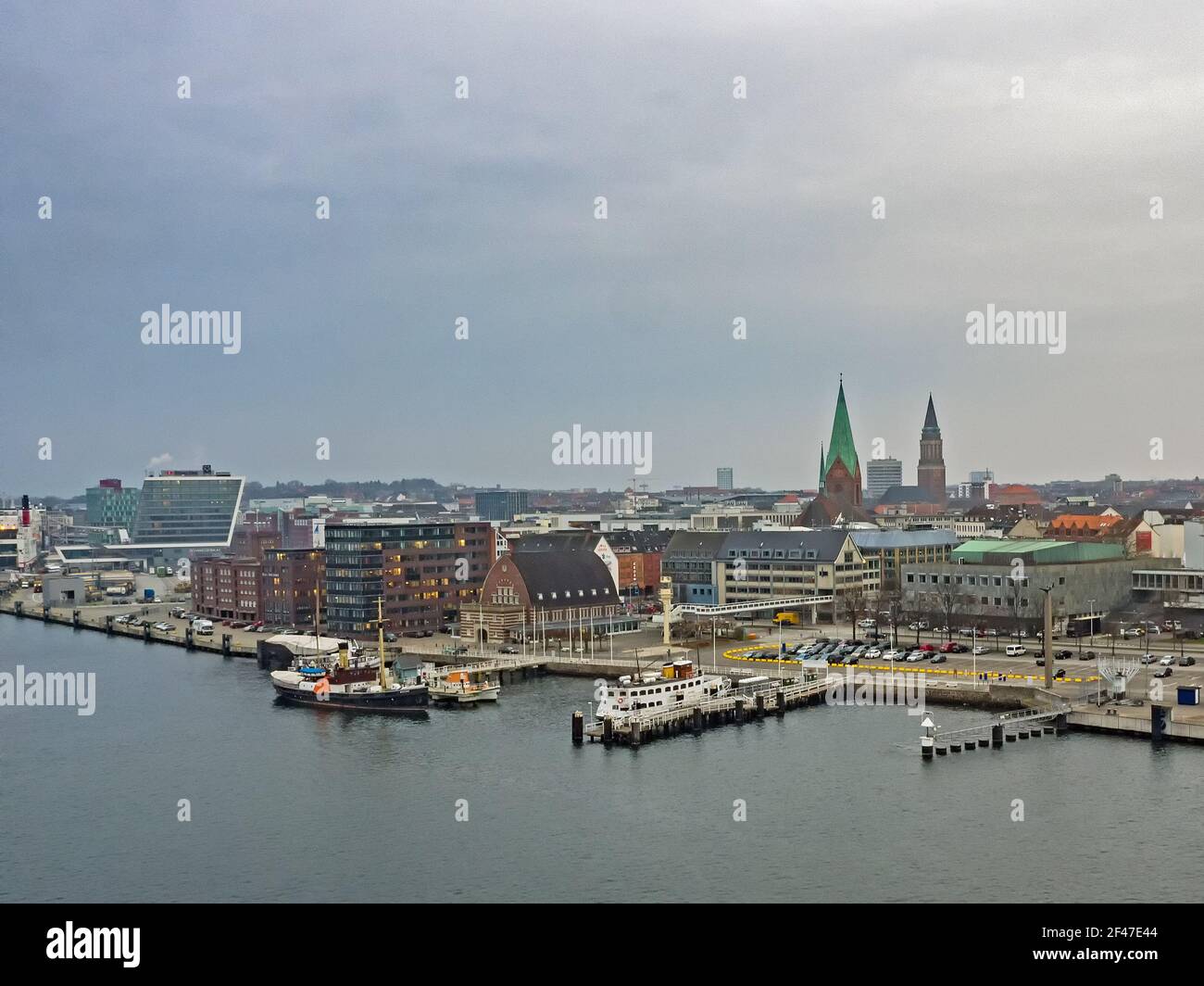 Kiel, Schleswig-Holstein, Allemagne - 04 décembre 2014 : paysage urbain de Kiel vu de la mer Baltique Banque D'Images