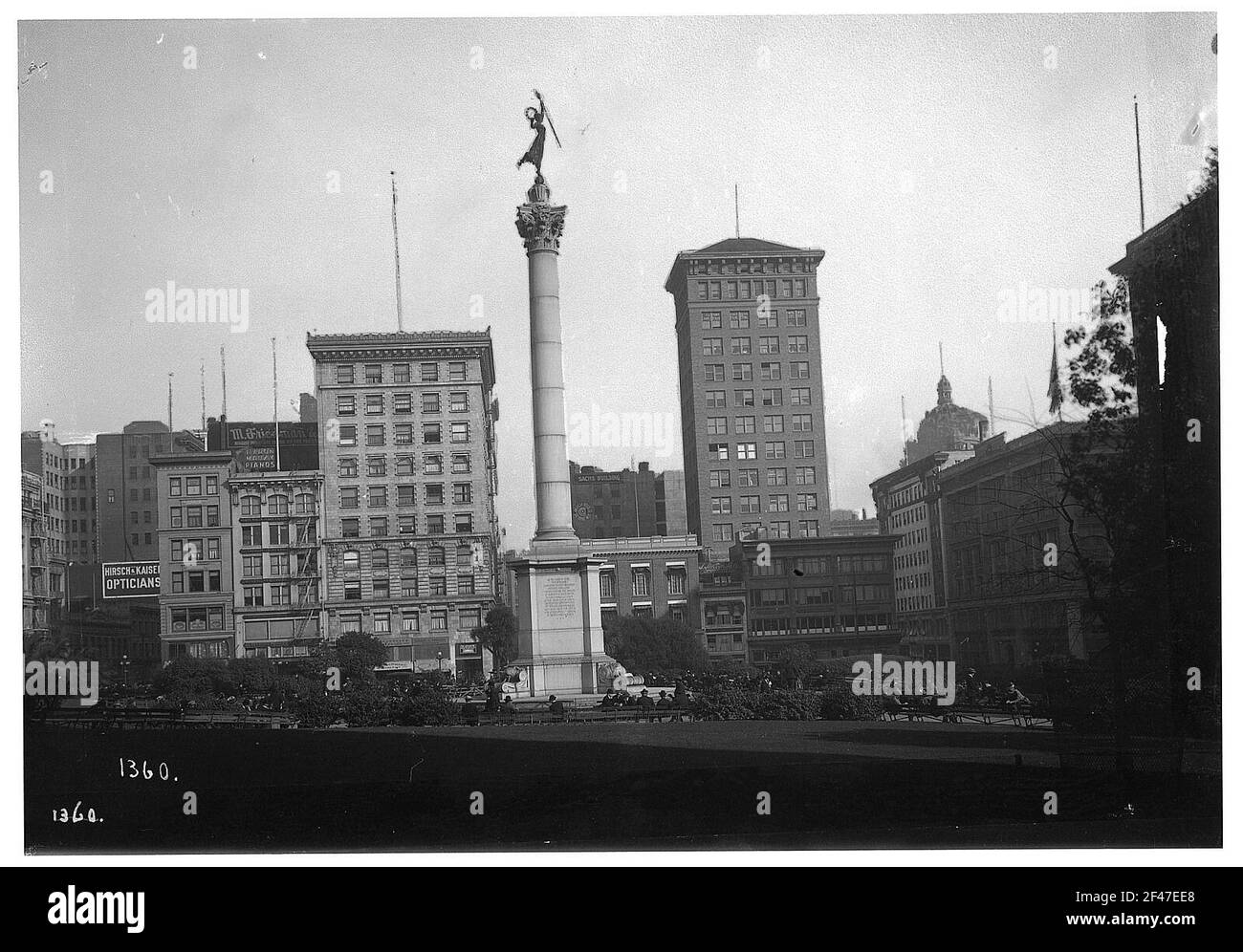 San Francisco, Union Square. Paysage urbain avec gratte-ciel et parc avec Victoria Monument (Monument de l'amiral George Dewey, 1903) Banque D'Images