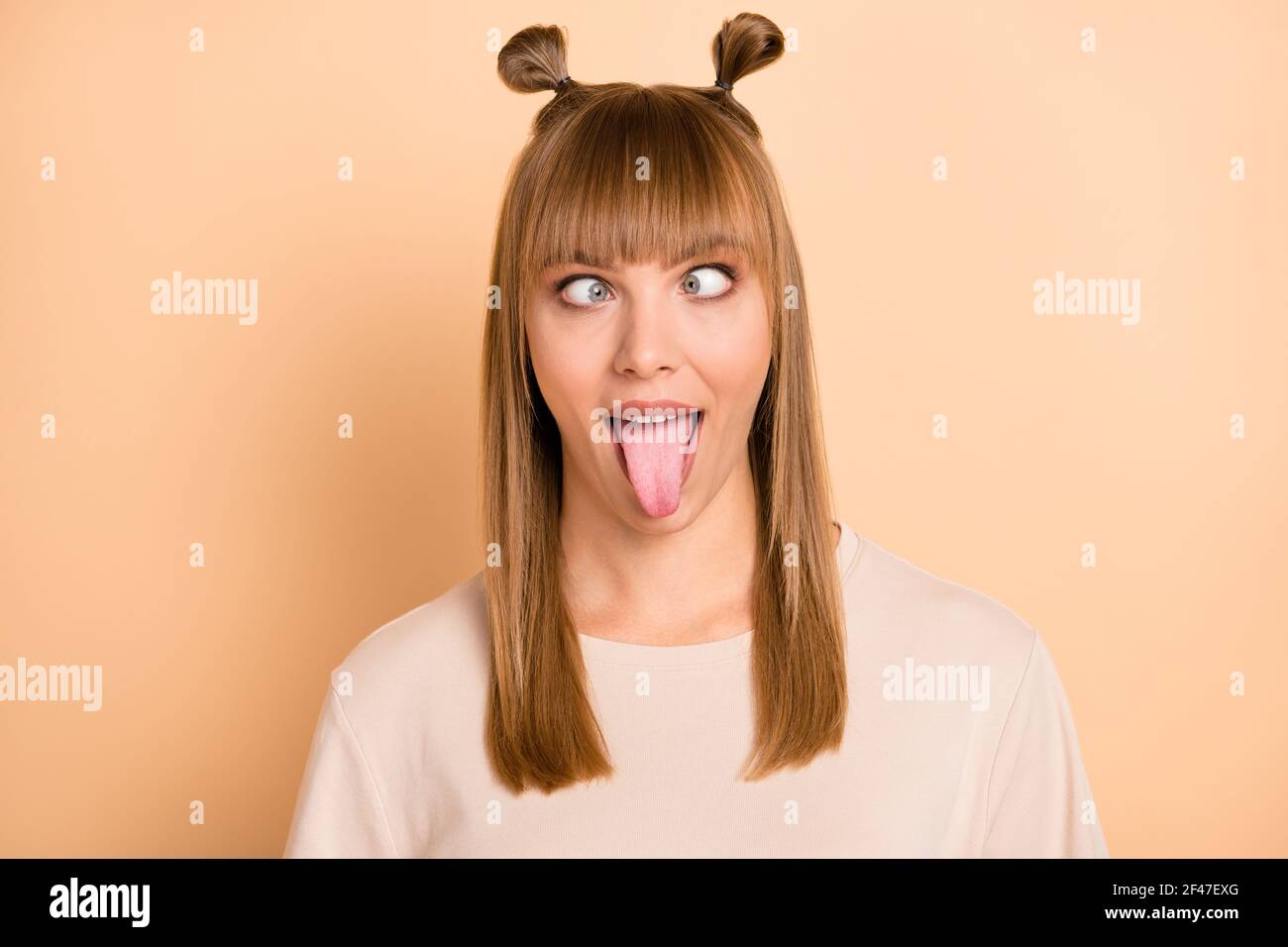 Photo Portrait D Une Fille Folle Enfantine Montrant La Langue Grimace Port T Shirt Isole Sur Fond Beige Pastel Photo Stock Alamy