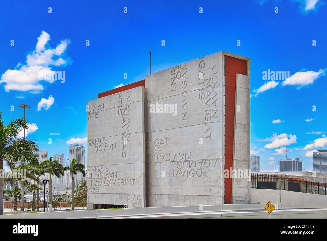 Extérieur du bâtiment dans Port of Miami tunnel, Miami, Floride, États-Unis Banque D'Images