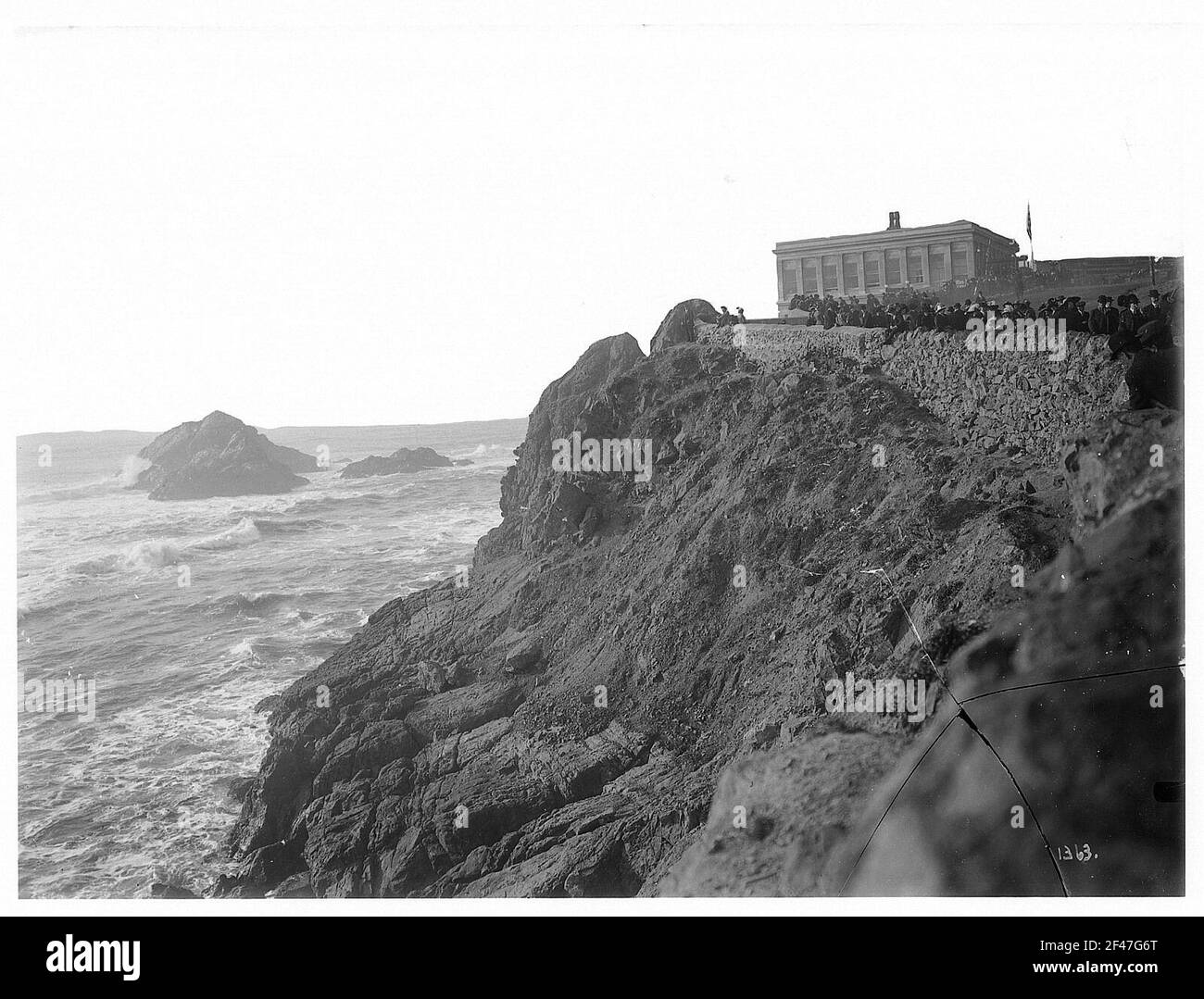 San Francisco. Touristes à la vue sur la côte escarpée au restaurant Cliff House (avant 1865) Banque D'Images