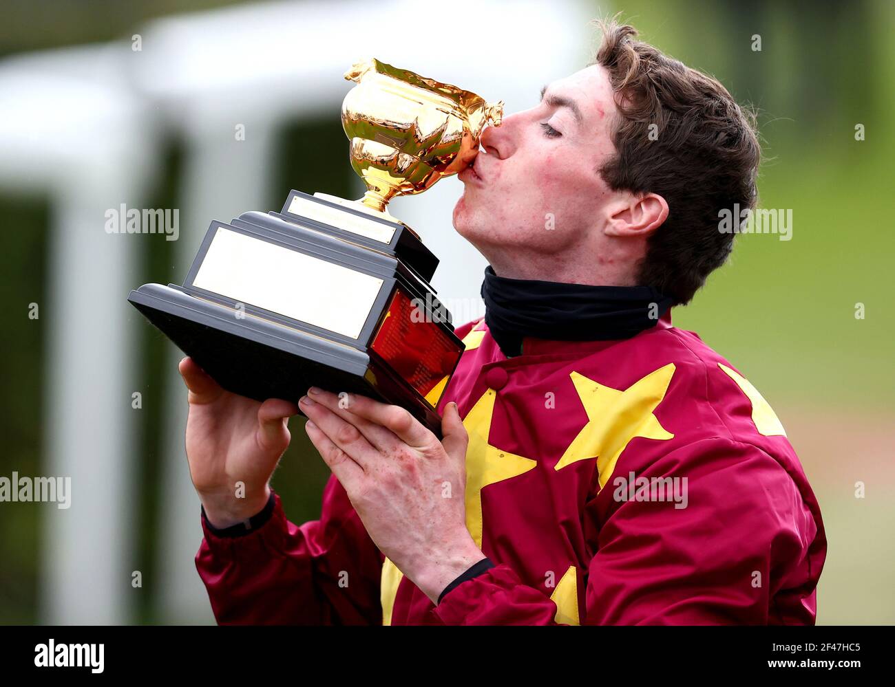 Jack Kennedy fête avec la coupe d'or après avoir gagné la poursuite de la coupe d'or WellChild Cheltenham sur Minella Indo pendant le quatrième jour du festival Cheltenham à l'hippodrome de Cheltenham. Date de la photo : vendredi 19 mars 2021. Banque D'Images Jack Kennedy fête avec la coupe d'or après avoir gagné la poursuite de la coupe d'or WellChild Cheltenham sur Minella Indo pendant le quatrième jour du festival Cheltenham à l'hippodrome de Cheltenham. Date de la photo : vendredi 19 mars 2021. Banque D'Images
