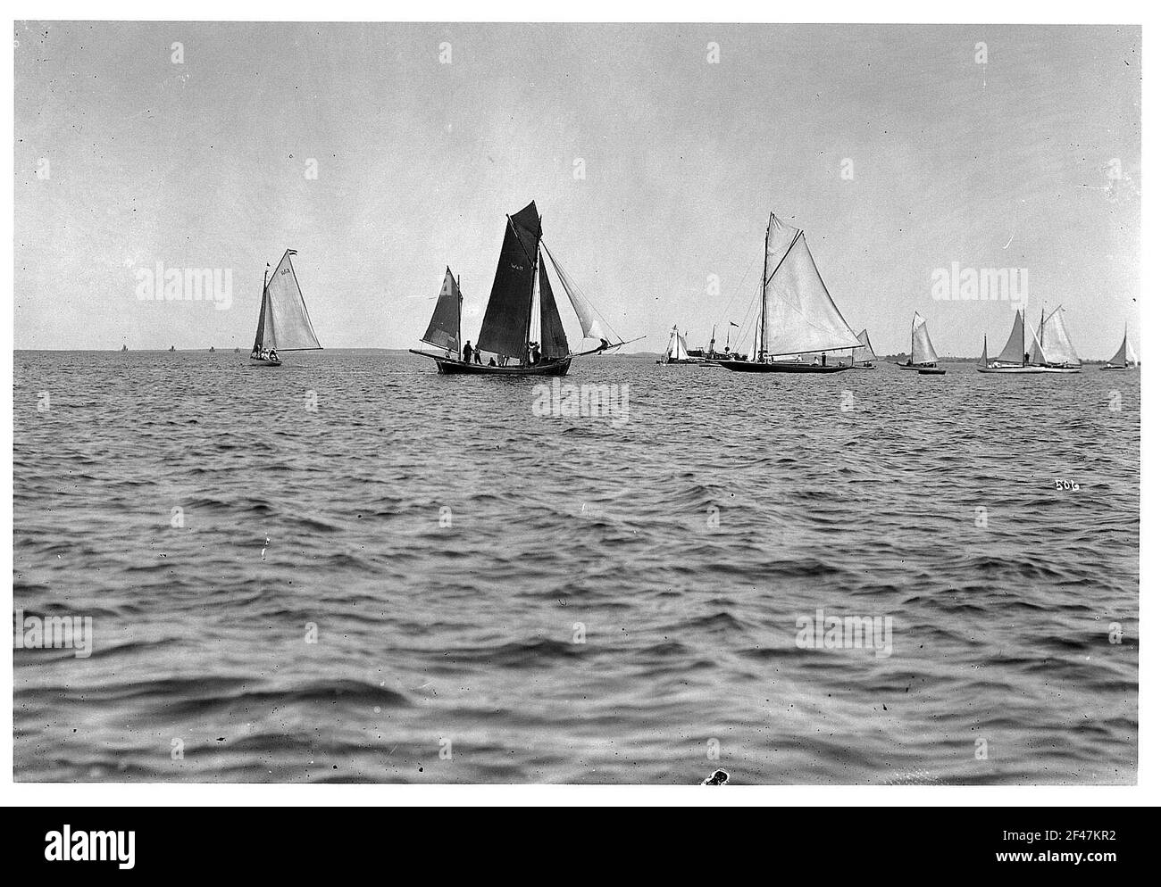 Bateaux à voile sur un lac ouvert Banque D'Images