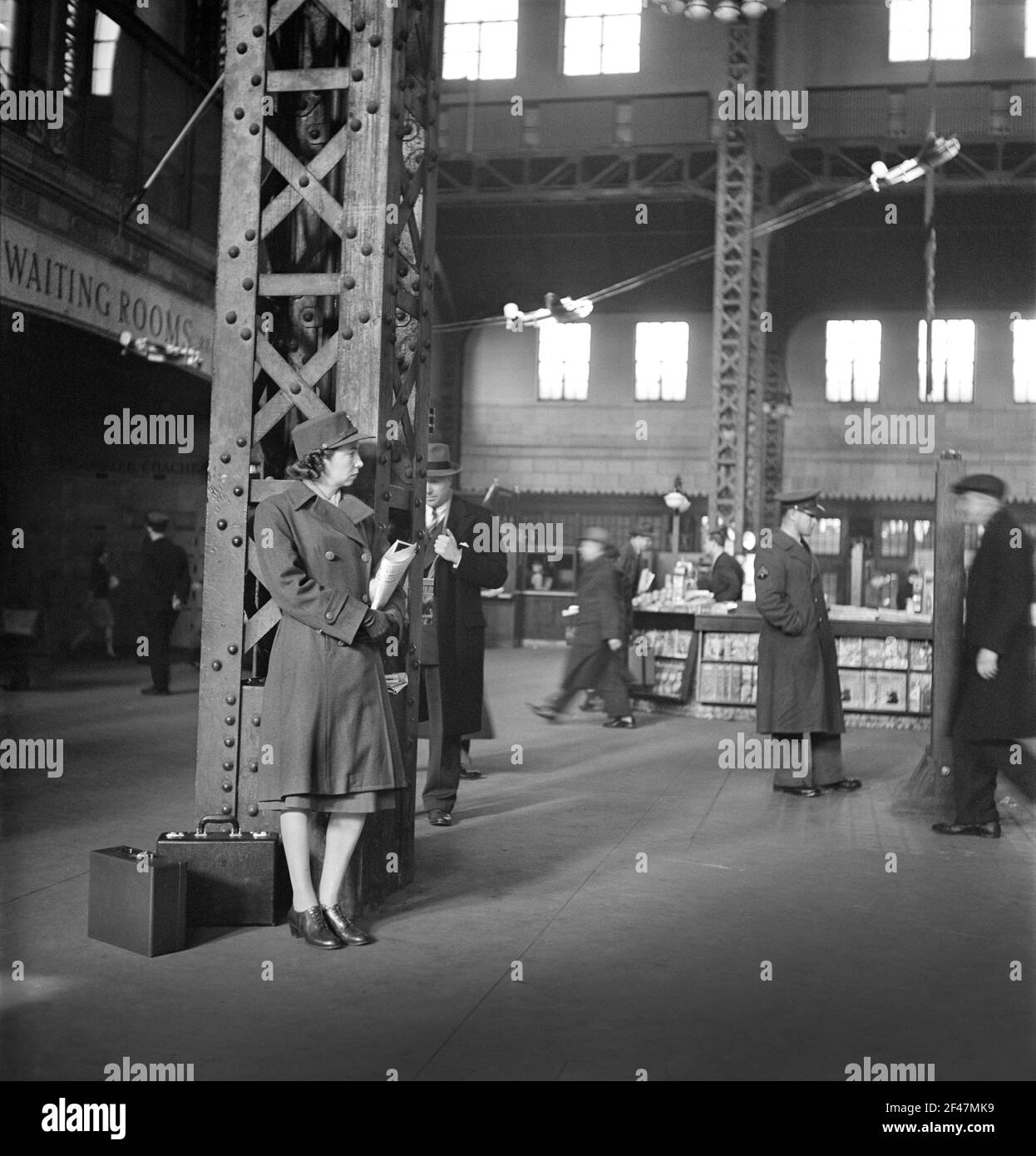 Membre du corps auxiliaire de l'Armée féminine en attente de train, Union Station, Chicago, Illinois, États-Unis, Jack Delano, Bureau américain de l'information sur la guerre, janvier 1943 Banque D'Images