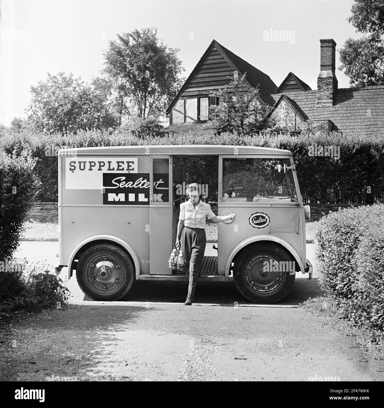 Mme Rosaleen McCarren, une des nombreuses femmes qui travaillent actuellement pour la Supplee-Wills-Jones Milk Company, Bryn Mawr, Pennsylvanie, Etats-Unis, Jack Delano, U.S. Office of War information, juin 1943 Banque D'Images
