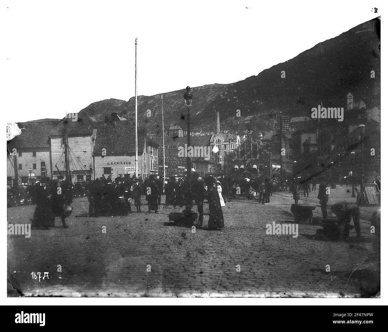 Bergen / Norvège: Marché du poisson. Vue de la place peuplée contre les maisons et les magasins Banque D'Images
