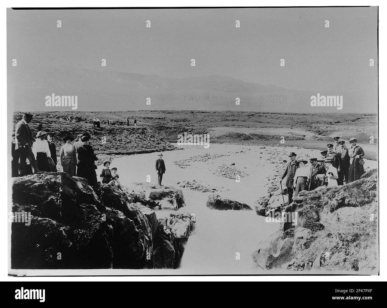 Akureyri (Islande). Groupe touristique (passagers du bateau à vapeur haute mer « Victoria Luise ») à la tête des chutes de Glera. Regarder vers le haut (vers le sud-ouest) Banque D'Images